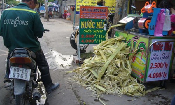 Nước mía siêu sạch có giòi, đã biết sao vẫn uống_635642982133647476